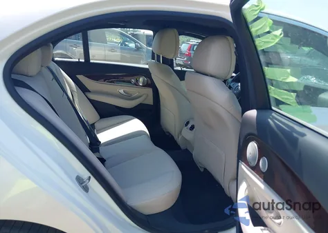 2017 Mercedes-Benz E 300 4Matic z USA, uszkodzony, nr VIN WDDZF4KB6HA212912